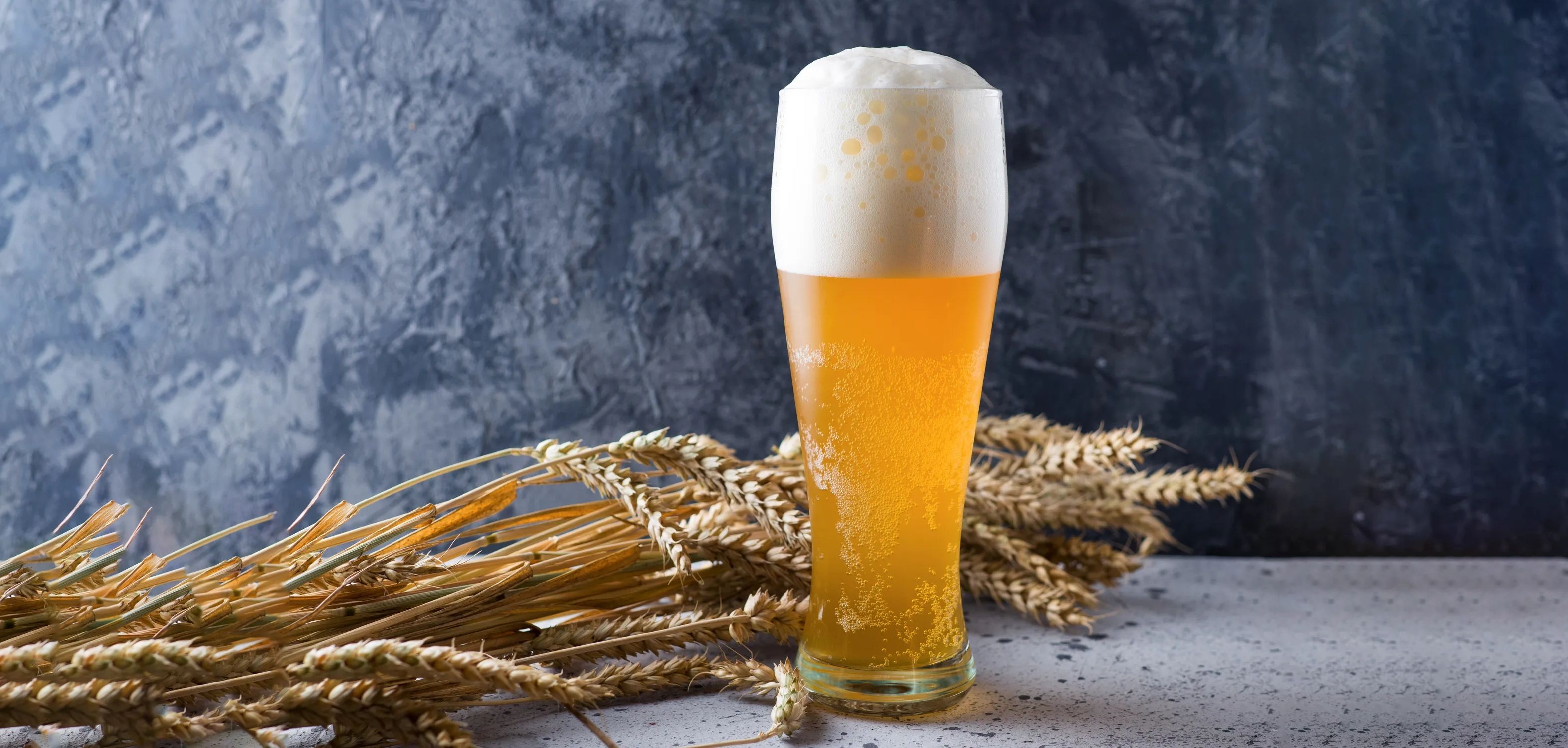 ウィートエールとはどのようなビール?魅力やおすすめ商品、美味しく飲む方法を紹介!